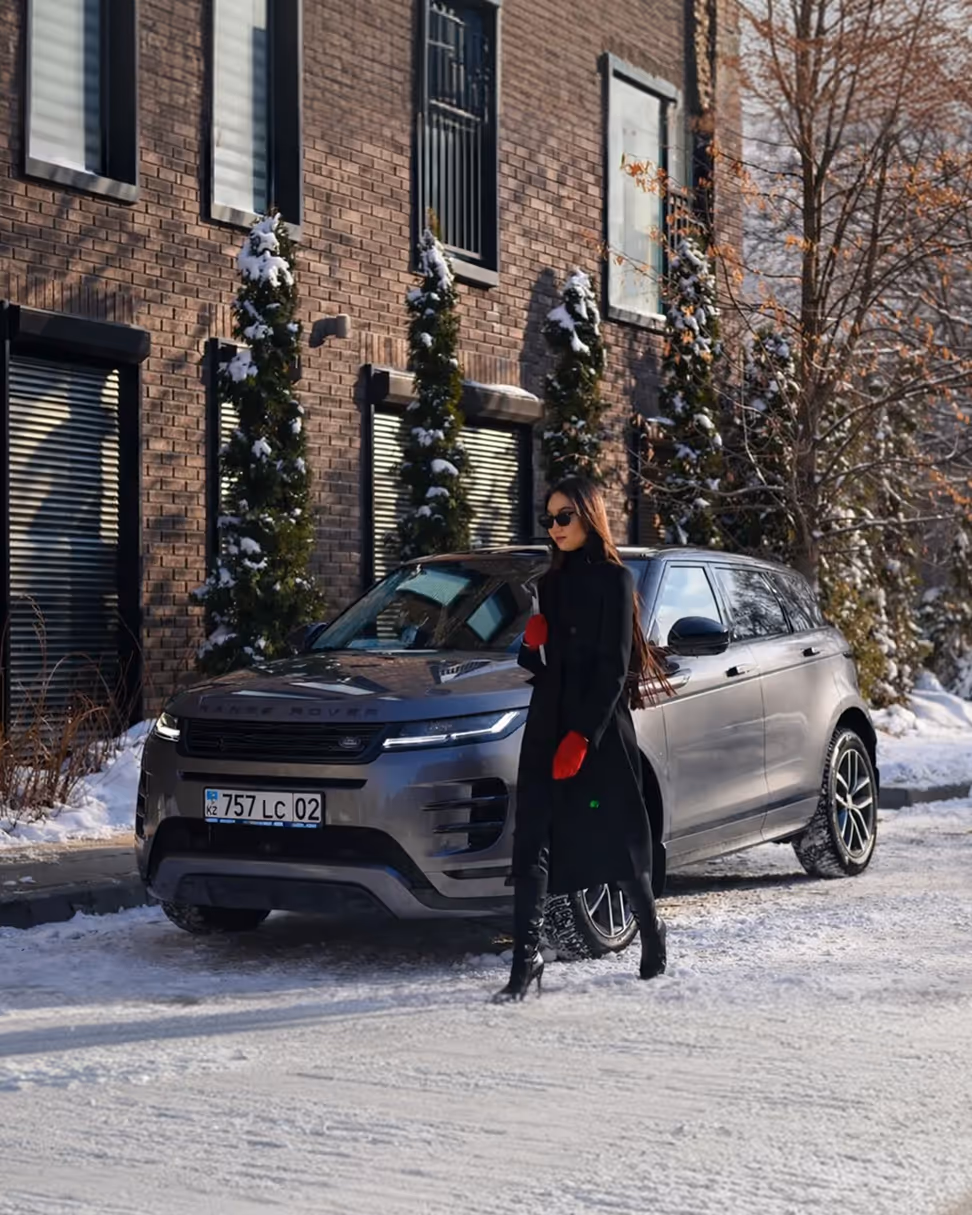 Женщина в пальто перед Land Rover Evoque