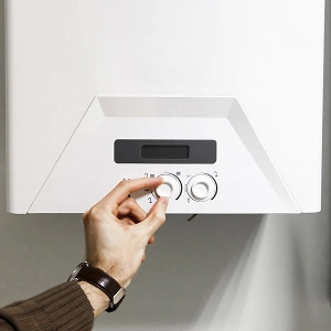 Paneles solares azules instalados en un techo plano.