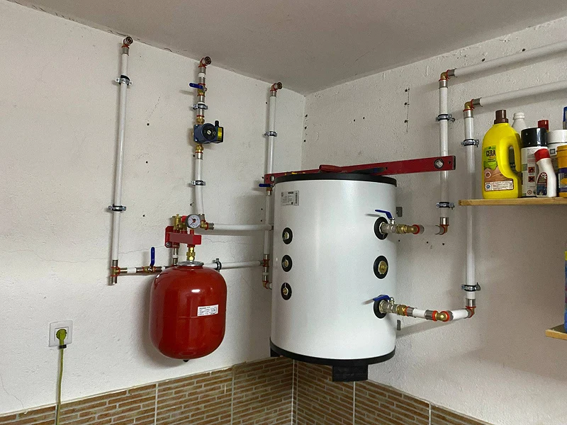 Paneles solares instalados en un techo metálico bajo un cielo despejado y azul.