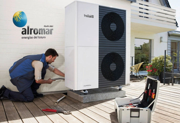 Tres trabajadores con cascos instalando paneles solares en una estructura metálica al aire libre.