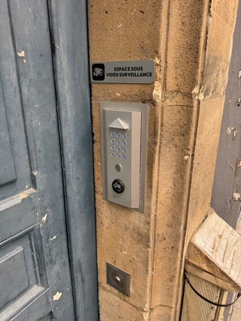Digicode avec lecteur Vigik+ installé sur une entrée d’immeuble par ETS Gilles & Fils