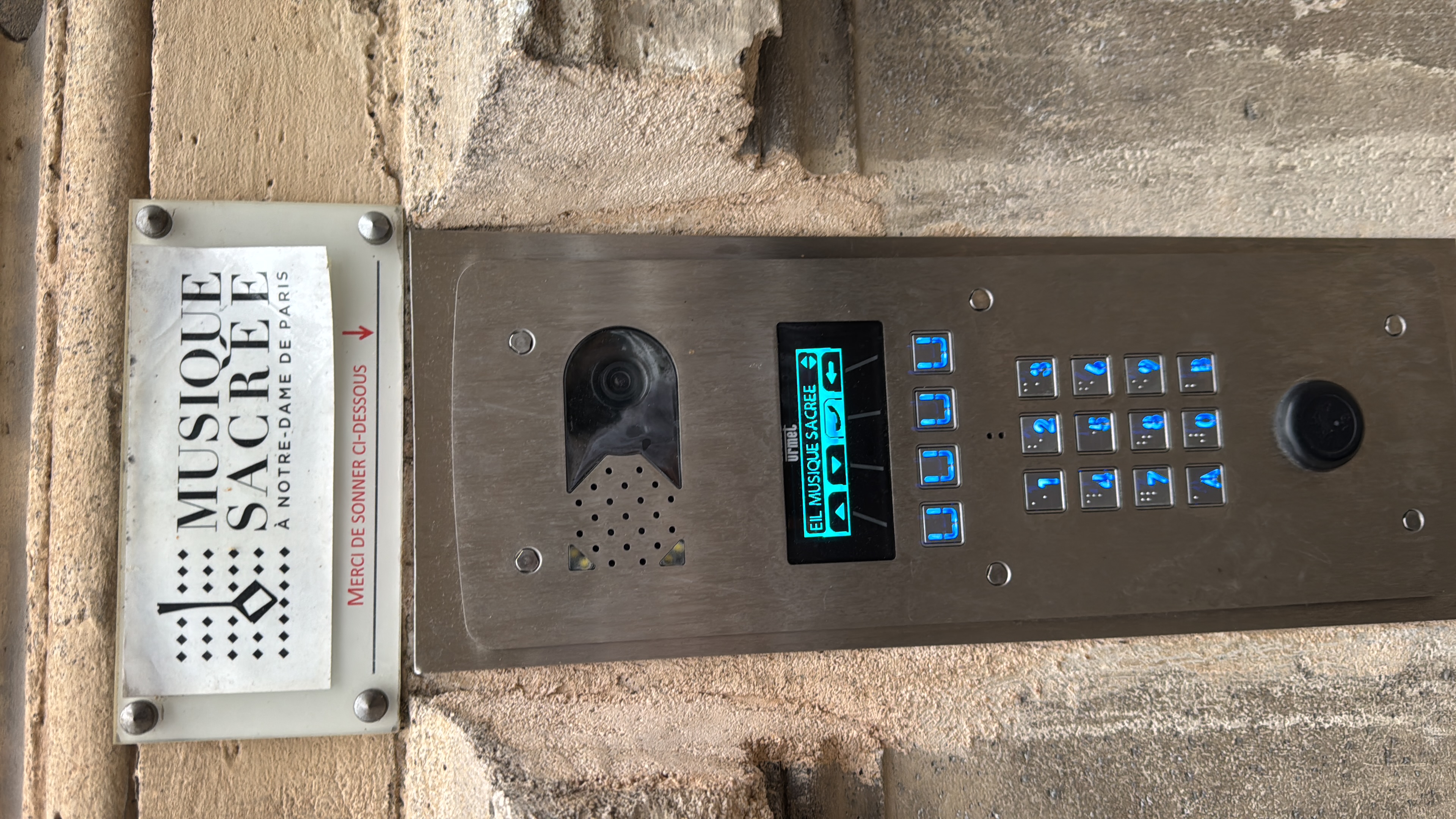 Interphone vidéo Urmet installé près de Notre-Dame de Paris par ETS Gilles & Fils