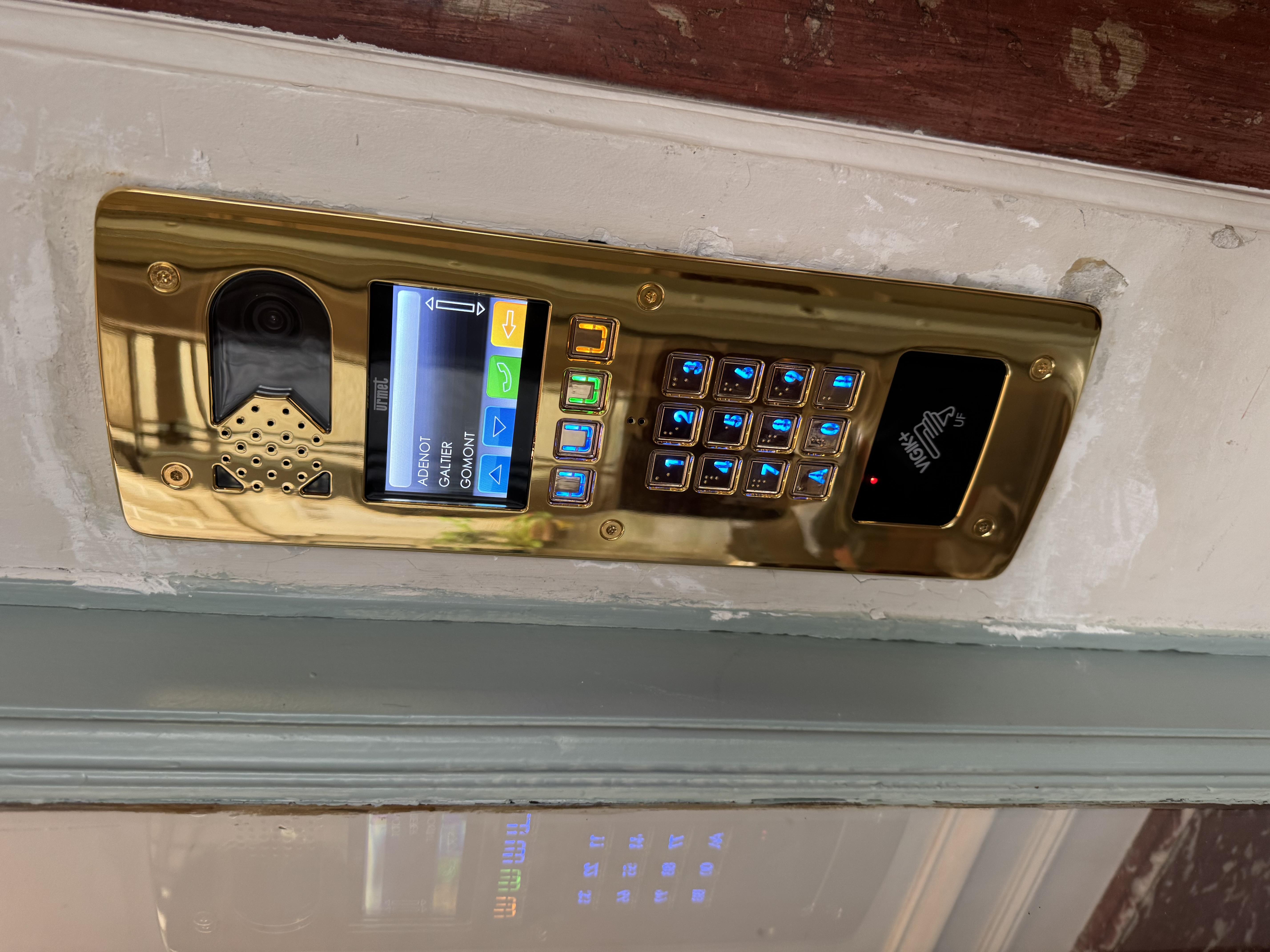 Interphone vidéo Urmet doré avec lecteur Vigik+ installé par ETS Gilles & Fils