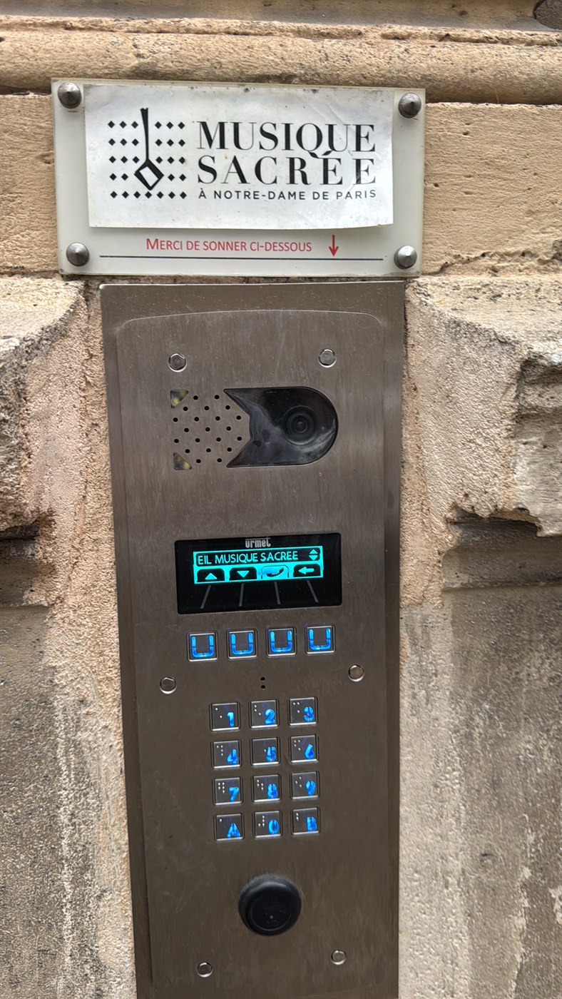 Platine d’interphone Urmet en inox installée à Notre-Dame de Paris, écran et clavier codé