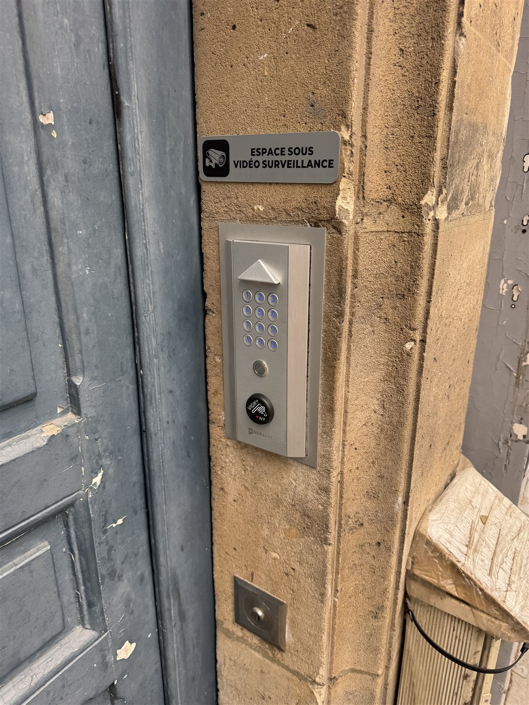 Clavier Noralsy et lecteur VIGIK+ à l’entrée d’un immeuble à Paris