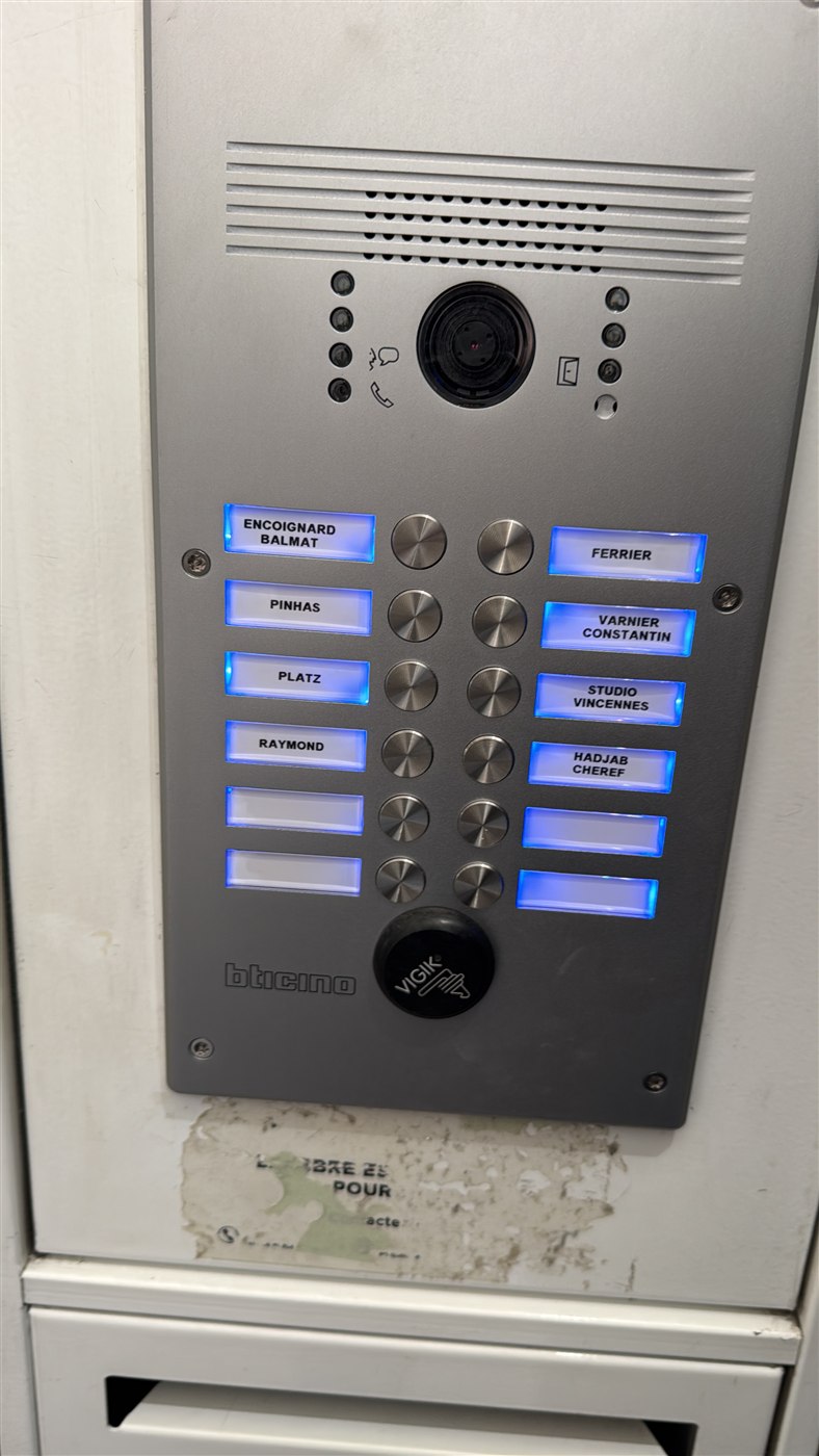 Platine d’interphone Bticino à boutons nommés, avec caméra et lecteur Vigik