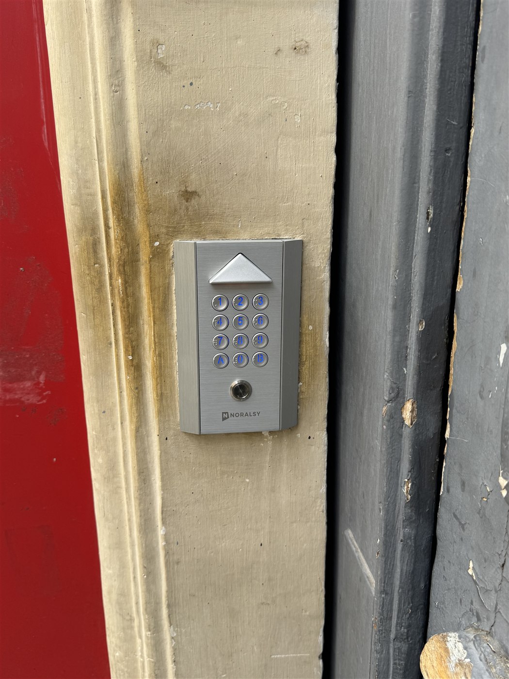 Clavier à code Noralsy sur la porte d’entrée d’un immeuble parisien