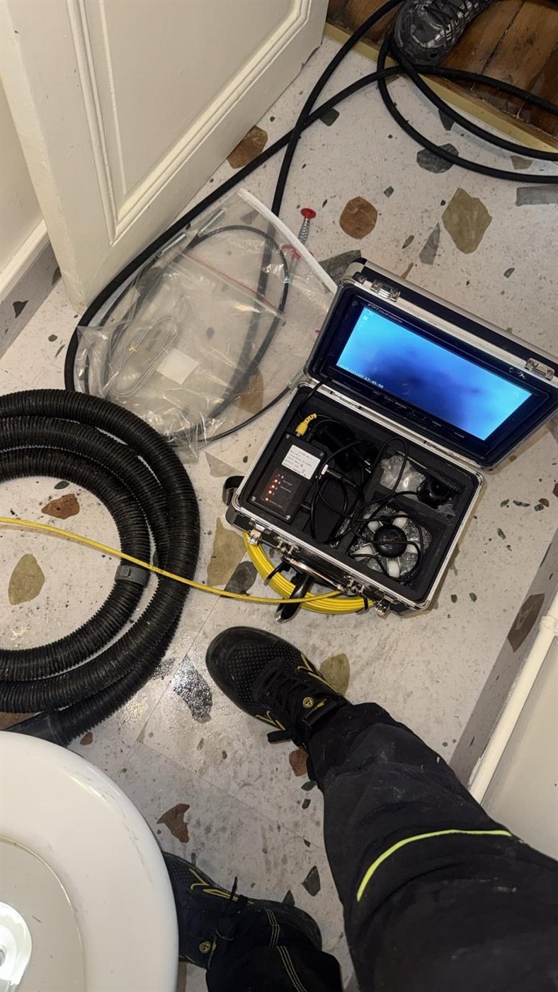Caméra d’inspection de canalisation en mallette, écran allumé pendant un diagnostic