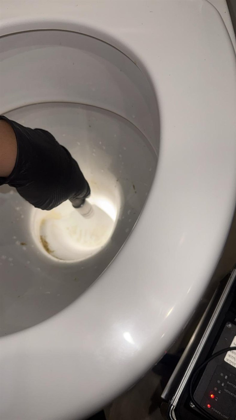 Tête de caméra d’inspection guidée à la main dans le siphon d’un WC
