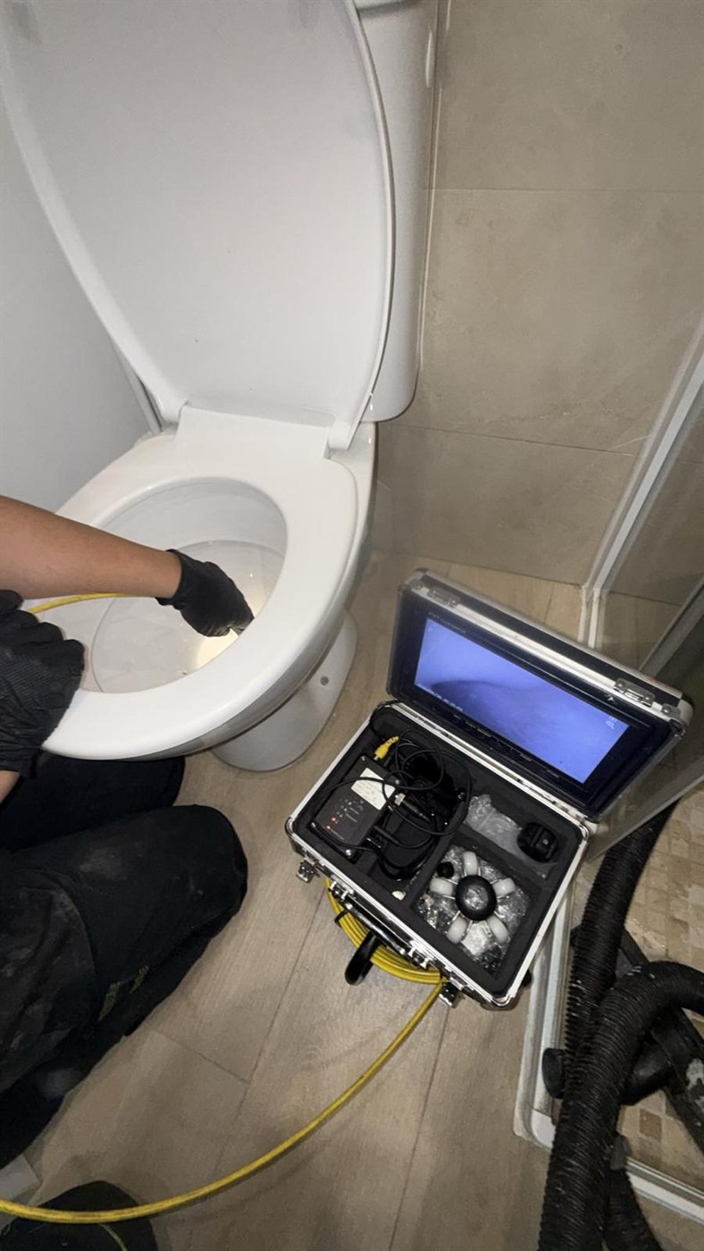 Inspection vidéo d’une canalisation de WC, image de la caméra visible à l’écran