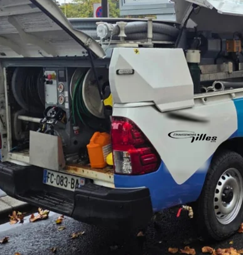 Le camion hydrocureur d’ETS Gilles et Fils, plateau ouvert : enrouleur de flexible haute pression, pompe et tableau de commande