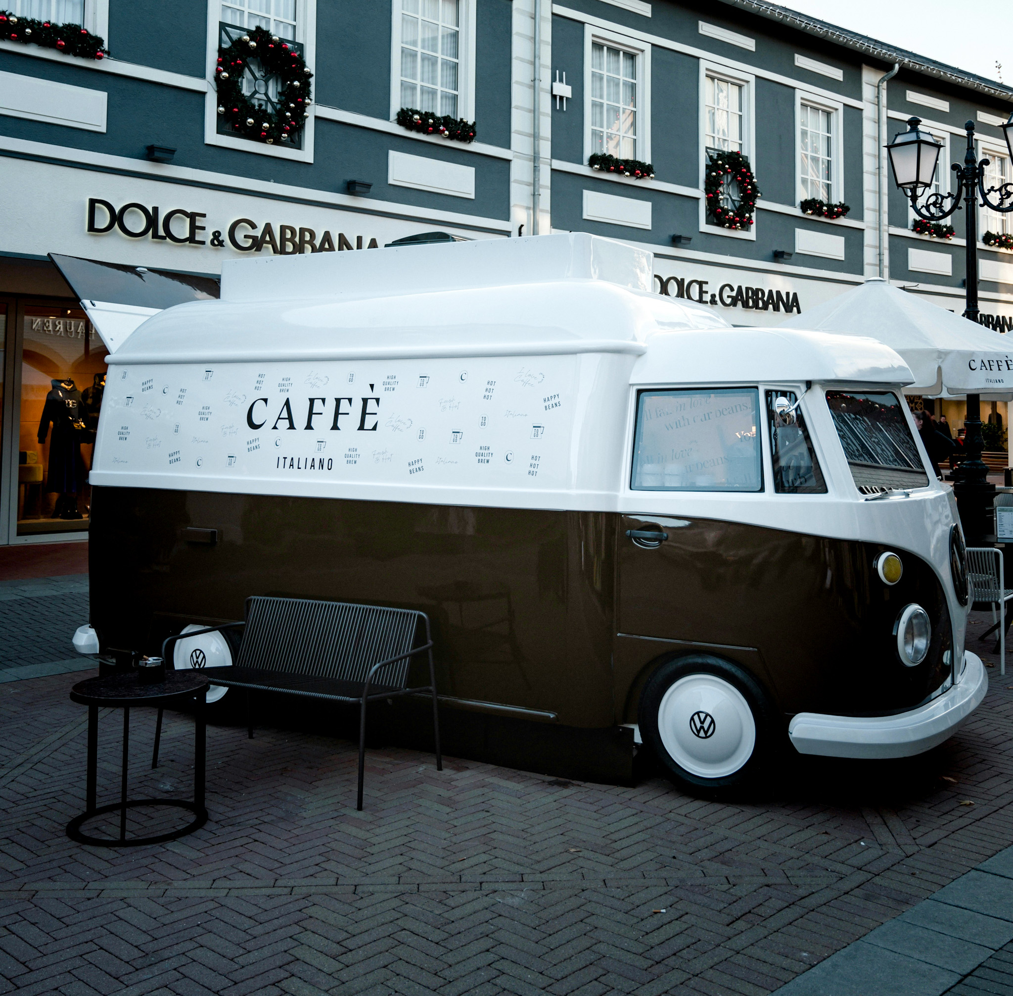 image of outdoor dining experience (for a food truck)