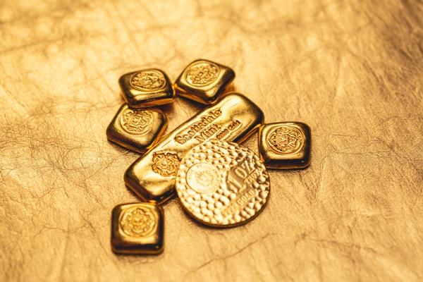 Goldbarren und Goldmünze aus zertifiziertem Handel