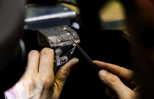 Schmuckreparatur an der Werkbank in eigener Goldschmiede