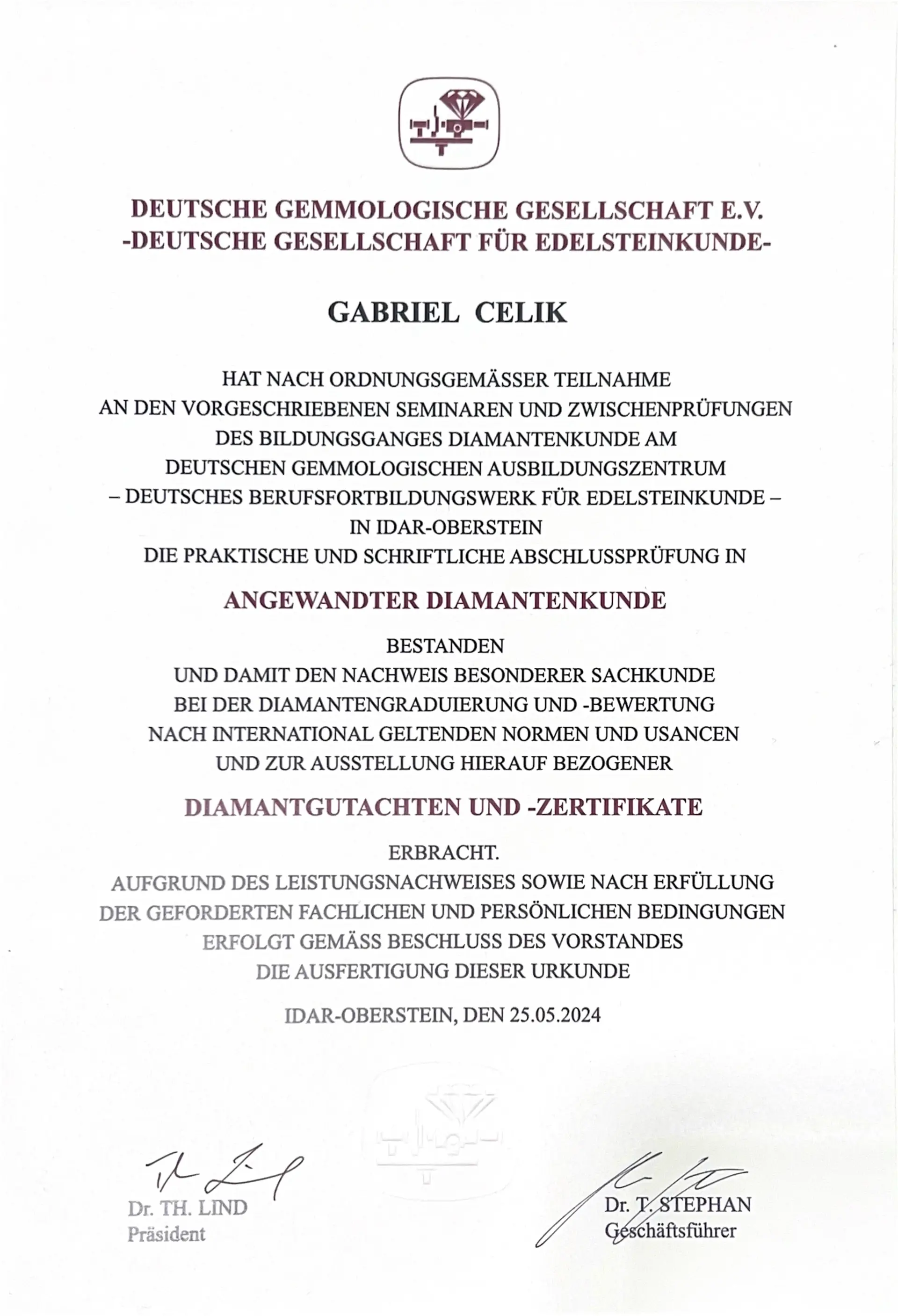 Zertifizierter Diamantexperte bei der Begutachtung