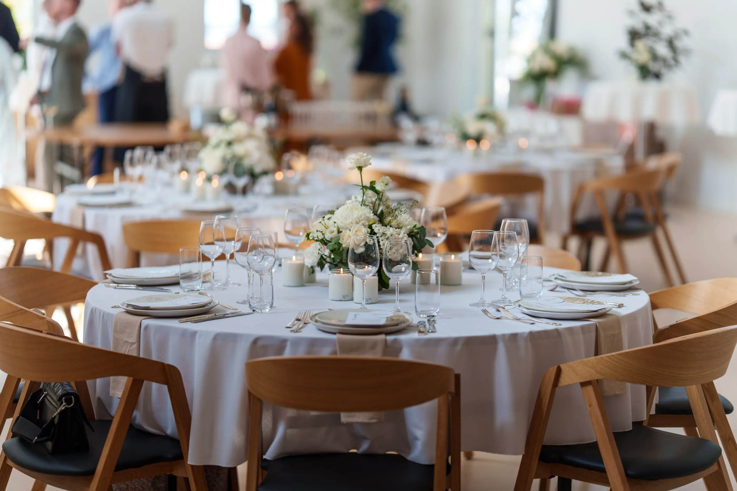 A round arranged wedding dinner table