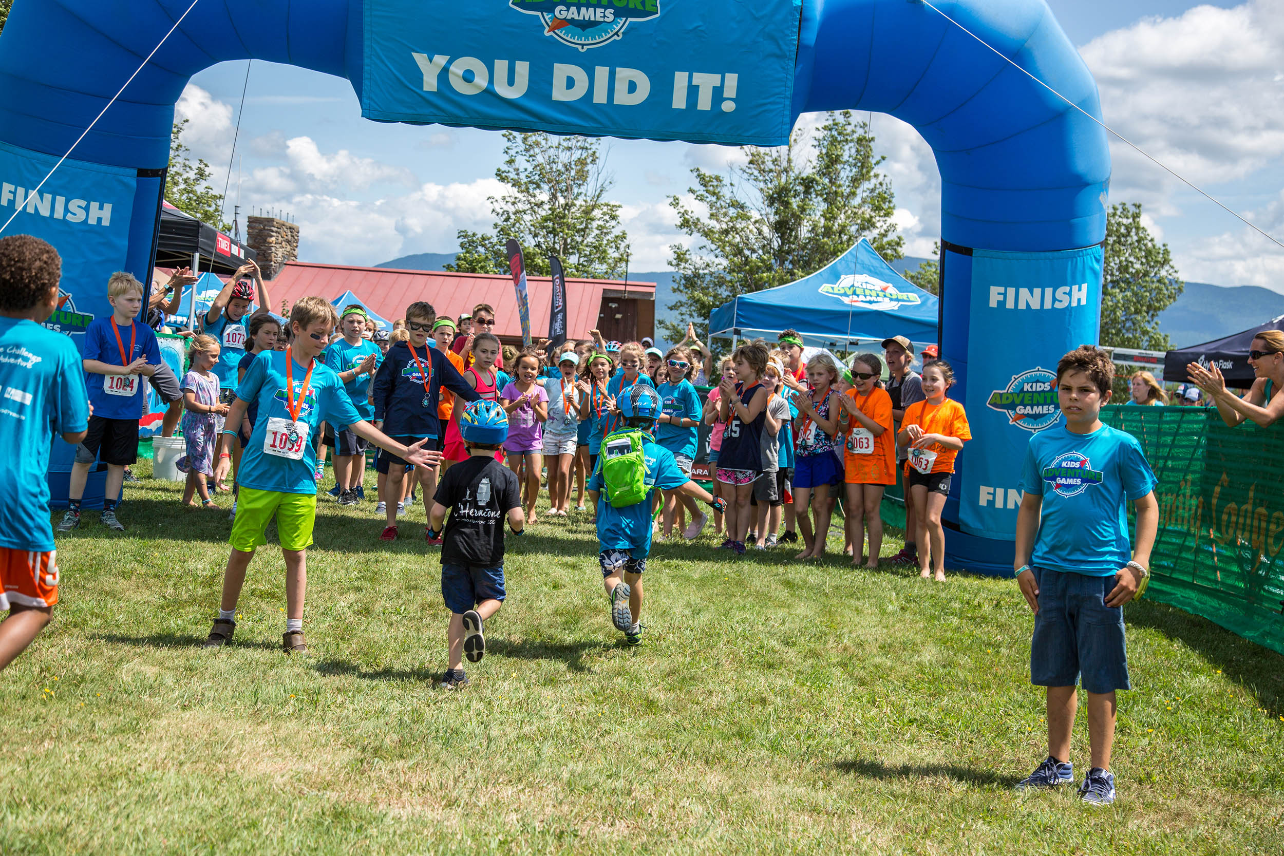Kids Adventure Games Von Trapp Vermont 2018 — two kids racing together in outdoor adventure competition