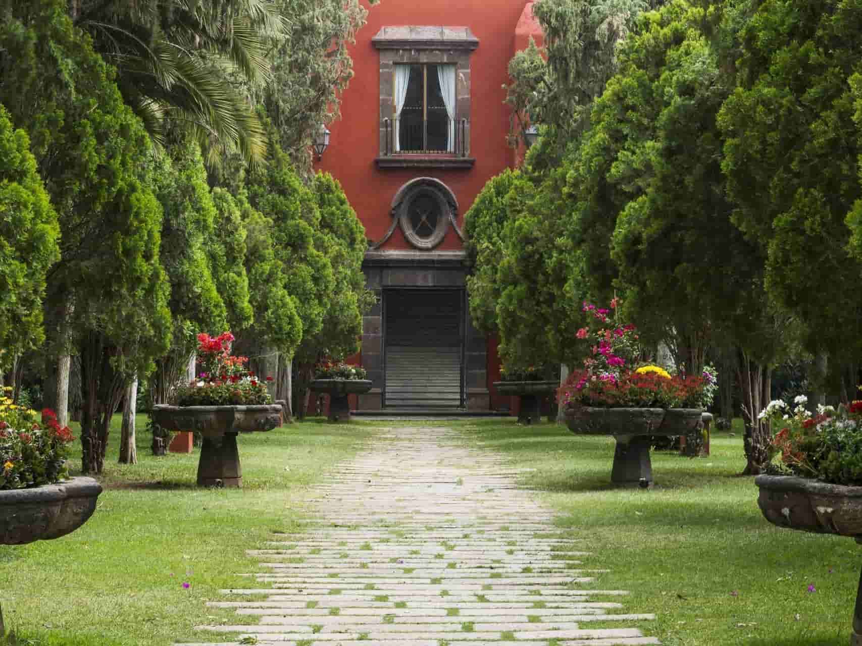 image of restaurant location from the street (for a mexican restaurant)