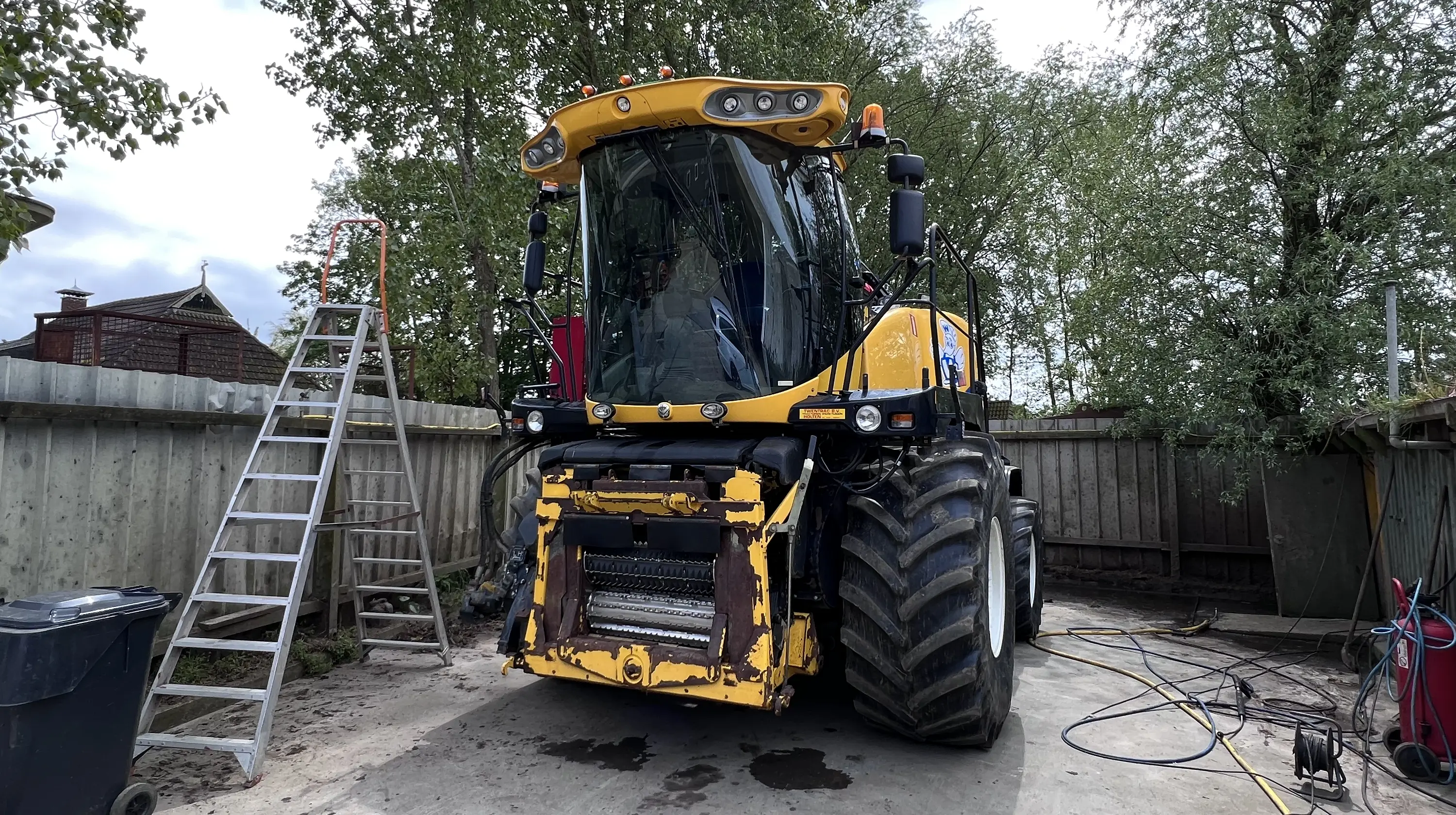 Zonwerende folie op de cabineruiten van een New Holland hakselaar, uitgevoerd door Pieter Plakt