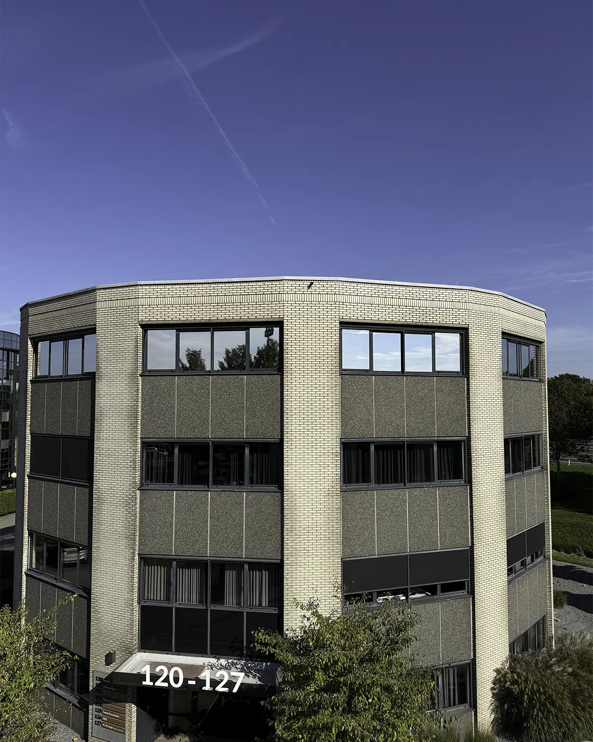 Zonwerende raamfolie op de gevelbeglazing van een bedrijfspand in Meppel