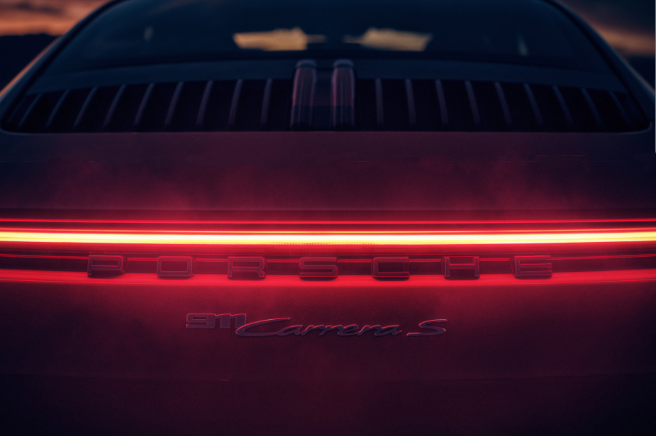 New break light for Porsche. Full single line from left to right below the rear window