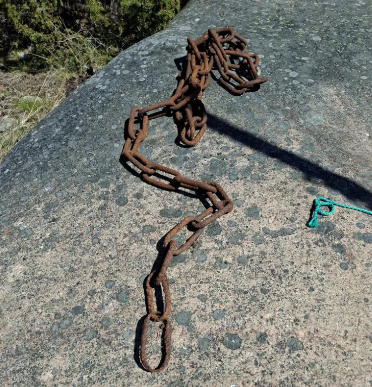 Ruostunut ketju kalliorannalla