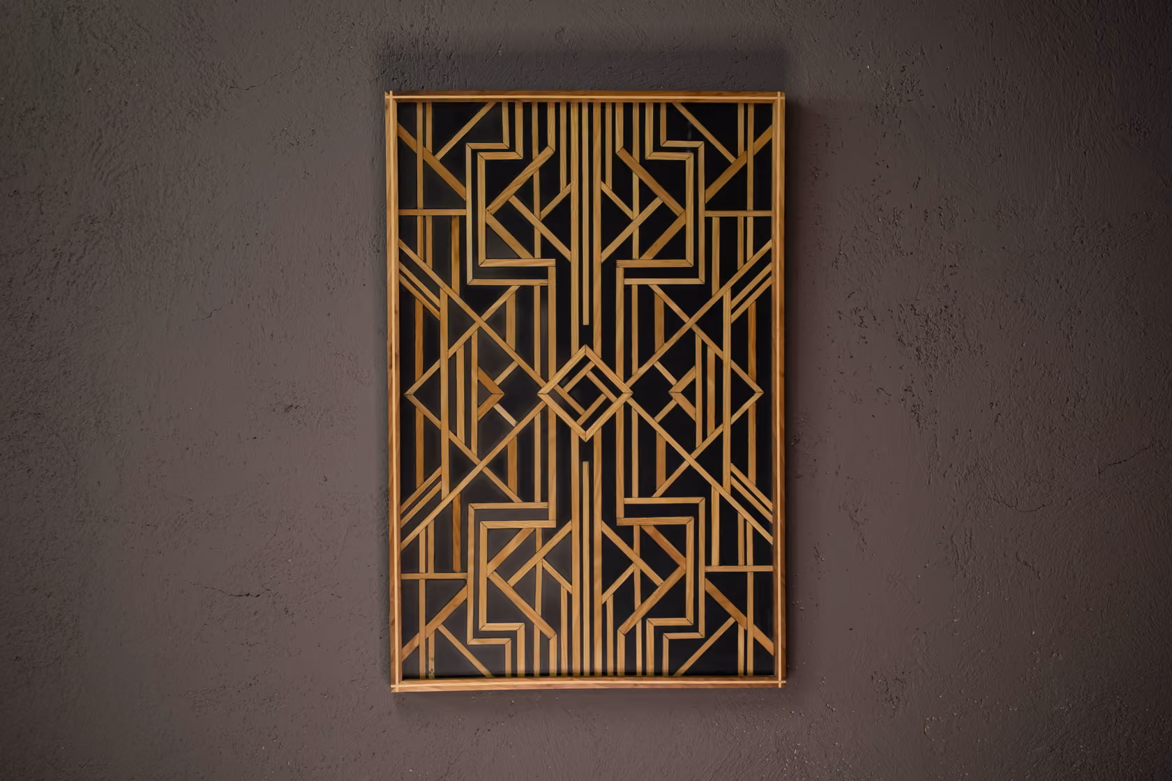Panneau décoratif en bois avec motif géométrique de lignes et formes angulaires sur fond noir, accroché à un mur texturé sombre.