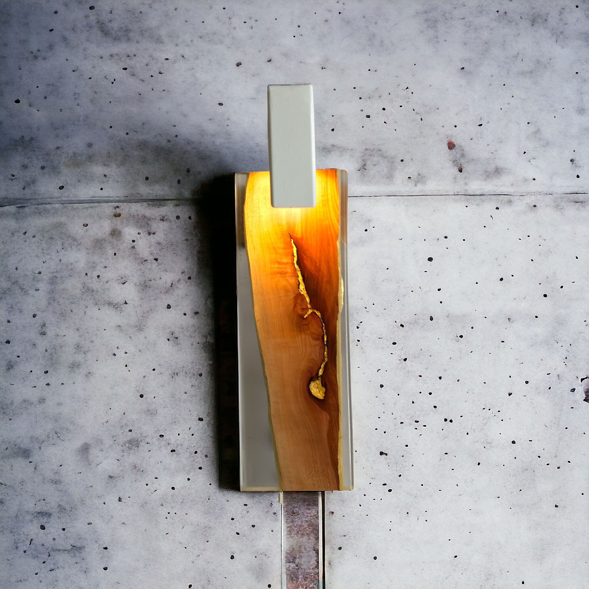 Applique murale moderne en bois clair avec une fissure lumineuse, fixée sur un mur en béton gris.