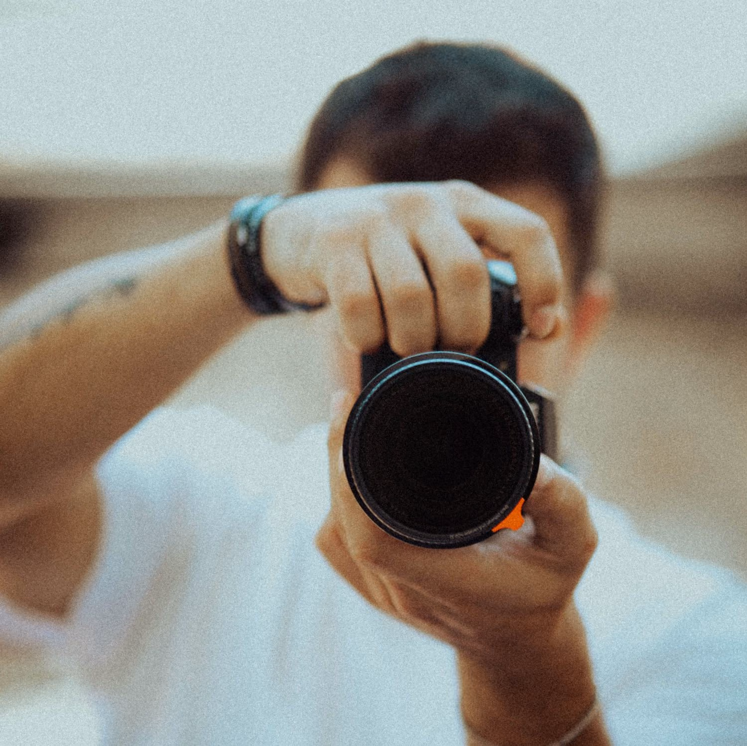 Un photographe capturant un moment, éternellement figé dans le cadre d'une caméra noire.