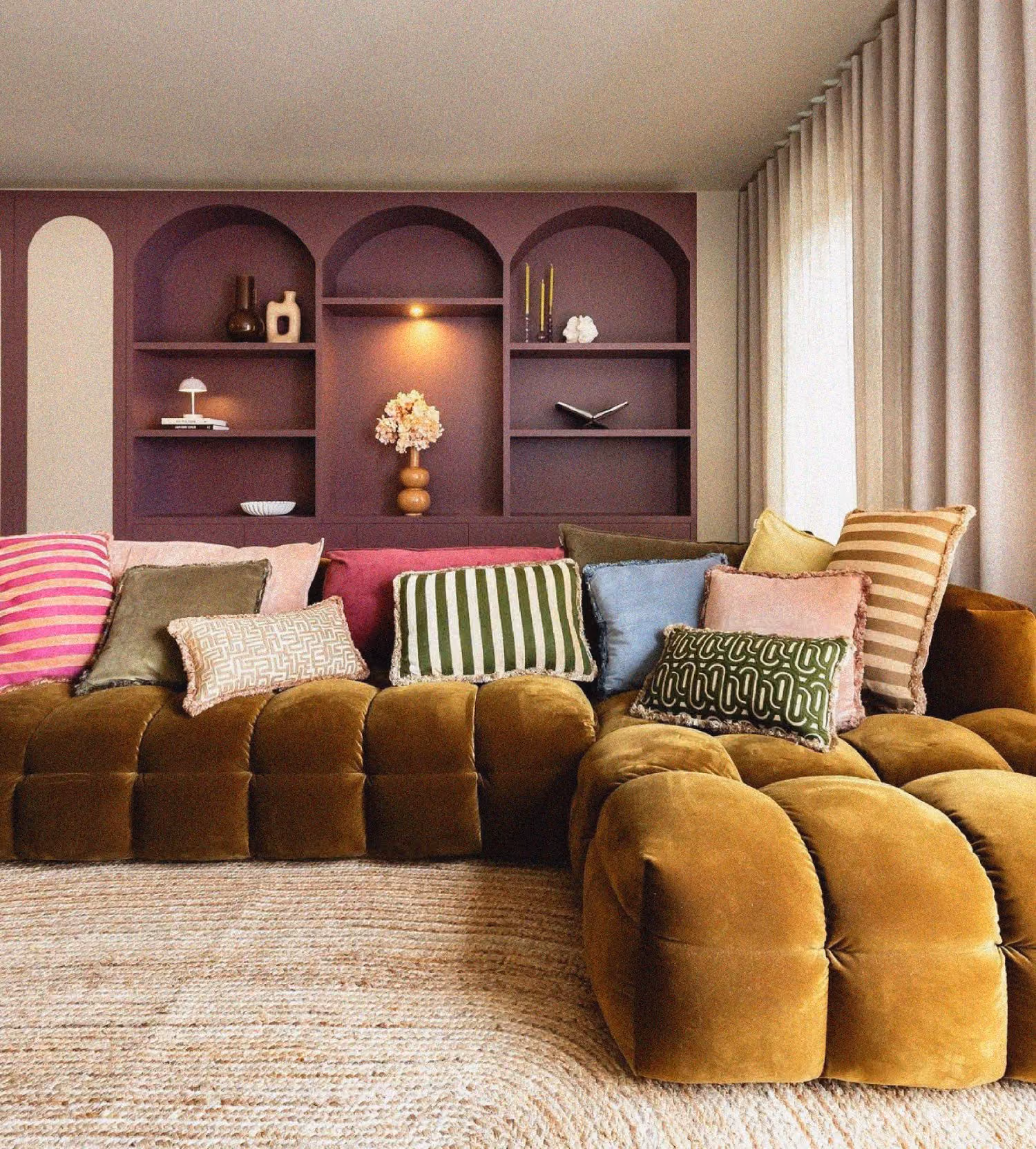 Chambre de salon raffinée avec un canapé luxueux et une décoration soignée, idéale pour une réunion intime ou une