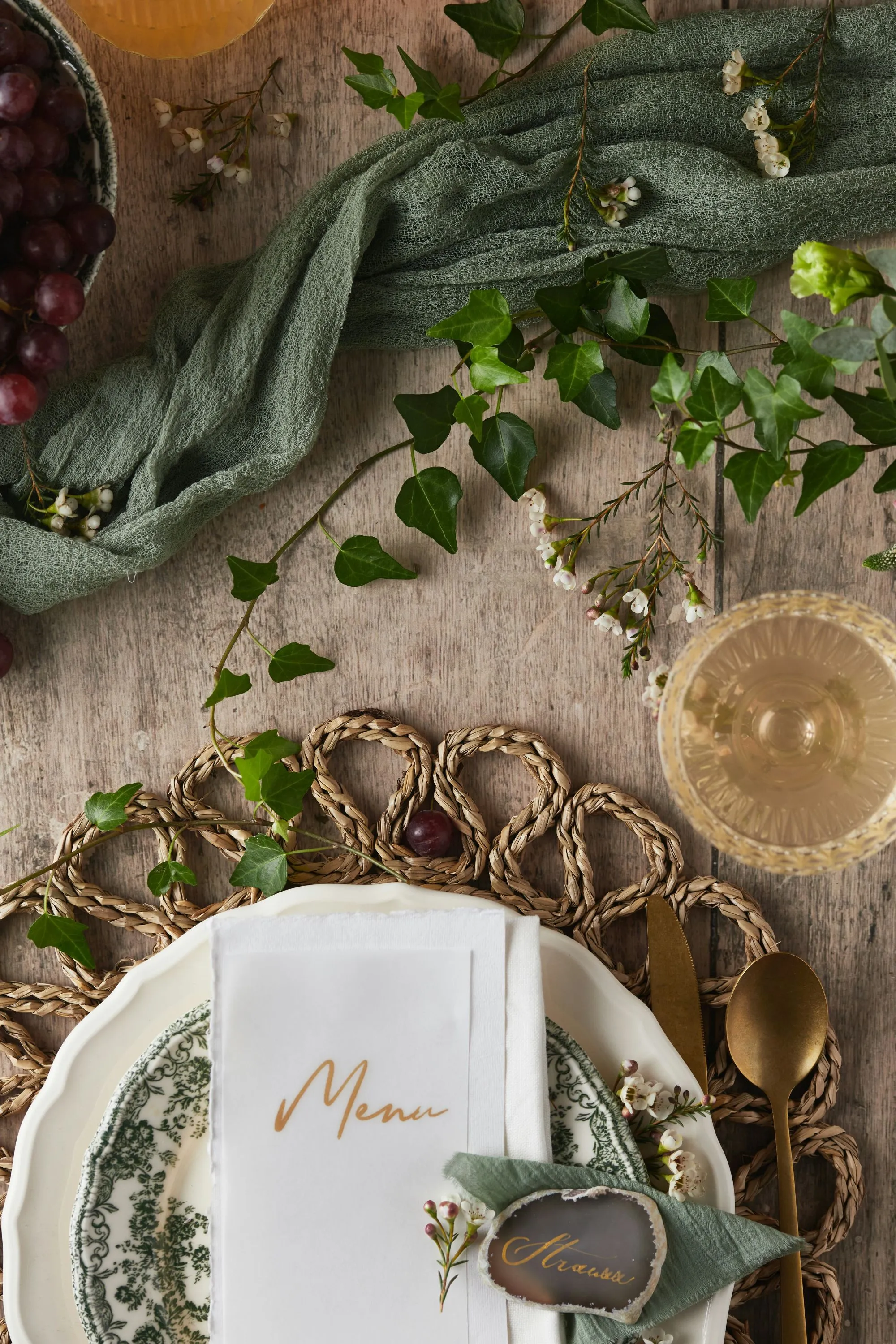 Elegance et nature se rejoignent pour un banquet romantique.