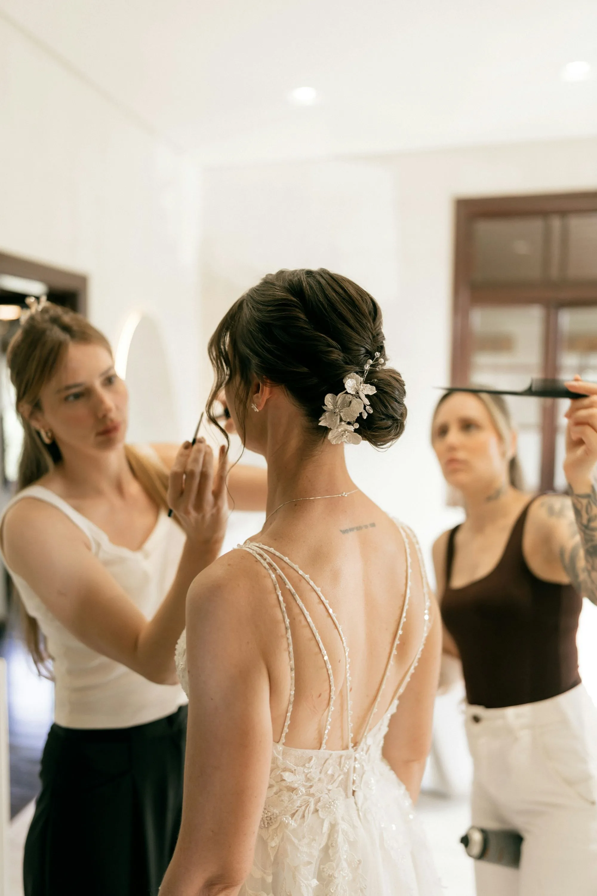 Une jeune mariée se prépare avec soin, ses amies l'aider dans un décor élégant et lumineux.