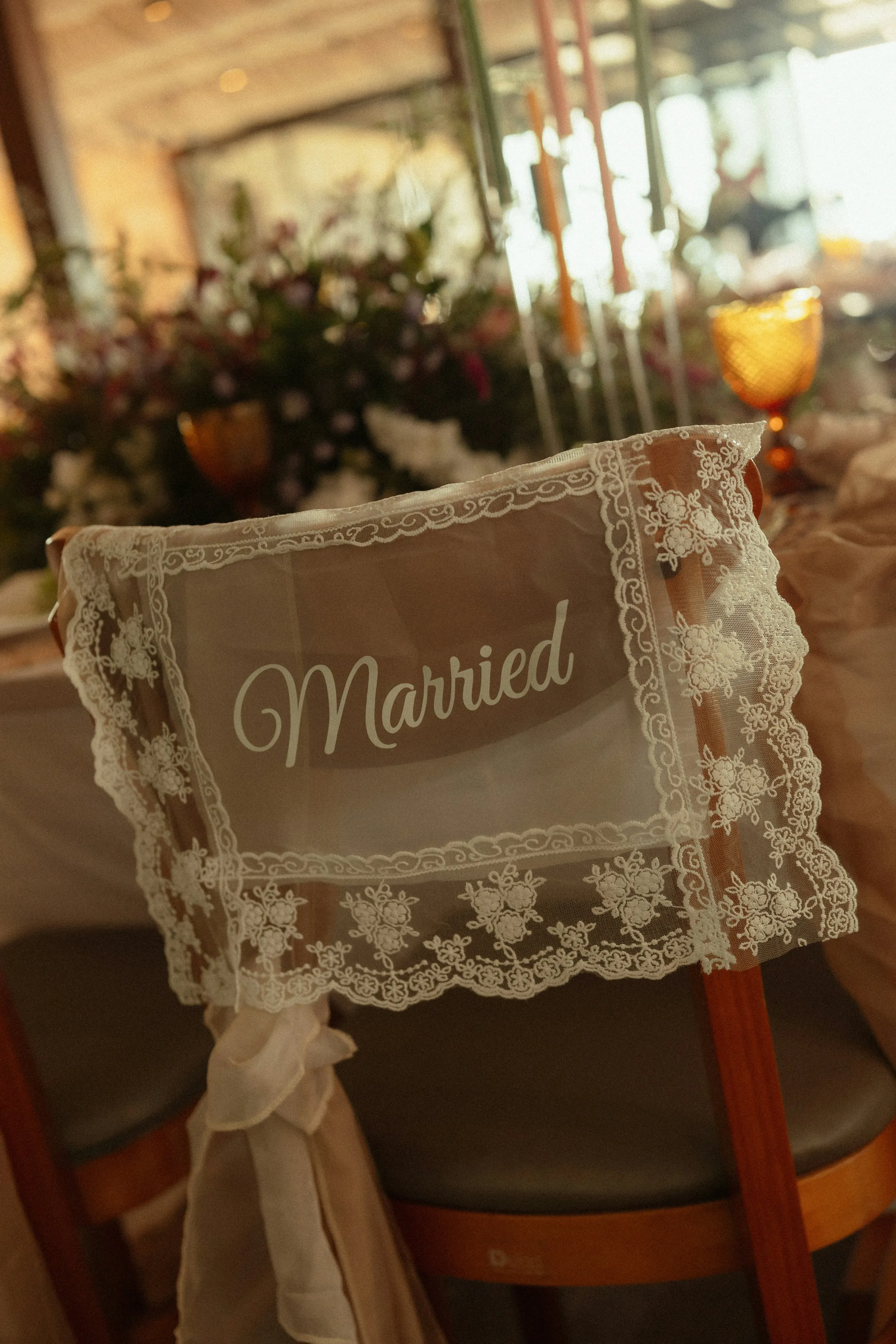 Un siège décoré avec une table fleurie et une ambiance chaleureuse, symbolisant l'ambiance romantique d'un mariage.