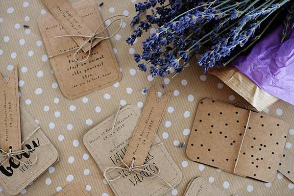 Papeterie artisanale en kraft, fleurs de lavande et détails violets pour un mariage bohème.