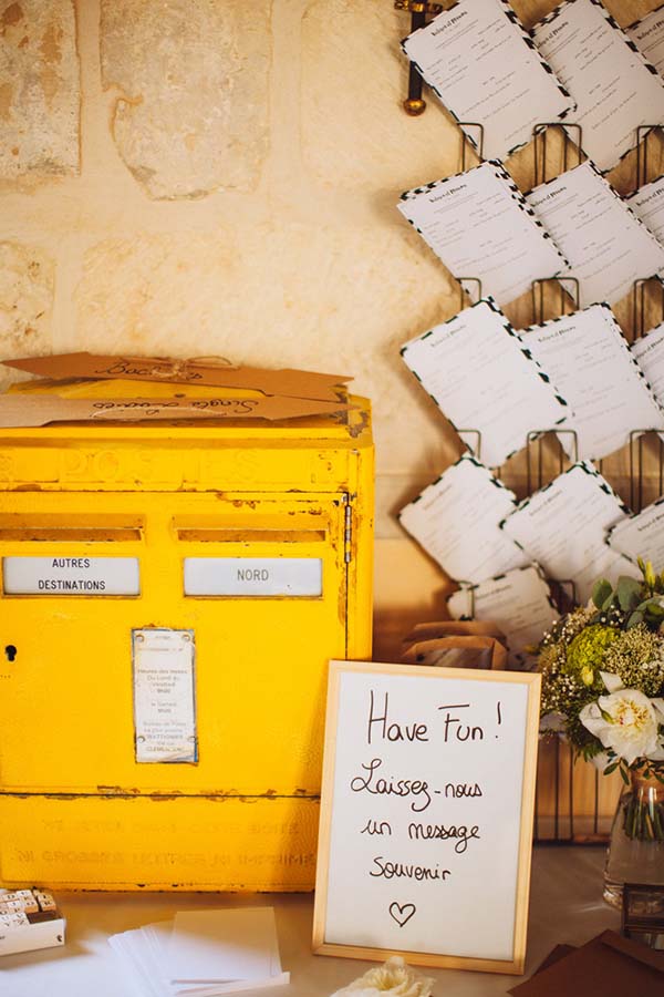 Boîte aux lettres jaune vintage et cartes de vœux blanches pour un livre d'or original et bucolique.
