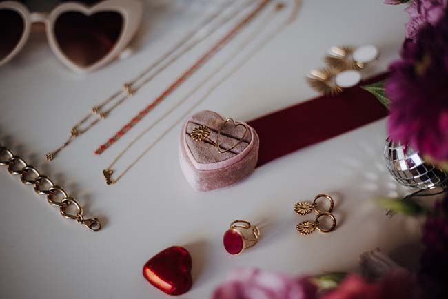 Élégance romantique avec des bijoux en argent rose et diamanté, un coeur en pierre rouge et des lunettes en forme de