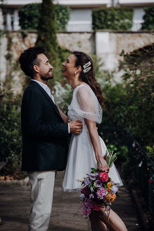 Un couple heureux dans un décor romantique, prêt à vivre un elopement inspiré de "Emily in Paris".