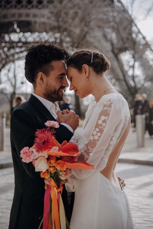 Un couple heureux à l'Éiffel Tower, célébrant leur elopement romantique à Paris.