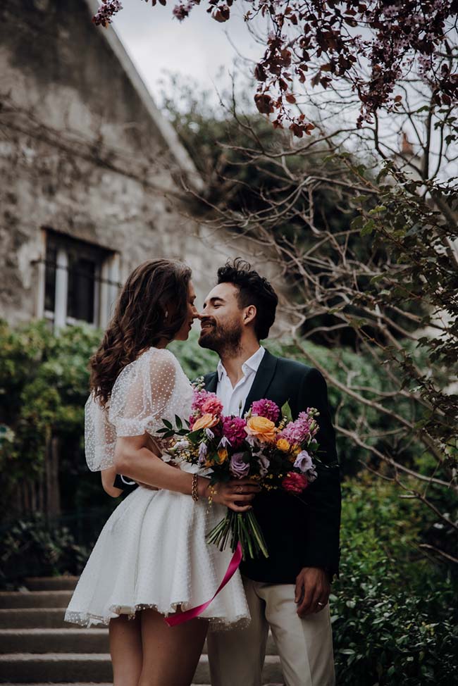Un couple romantique se baigne dans l'ambiance intime d'un elopement inspiré de "Emily in Paris".