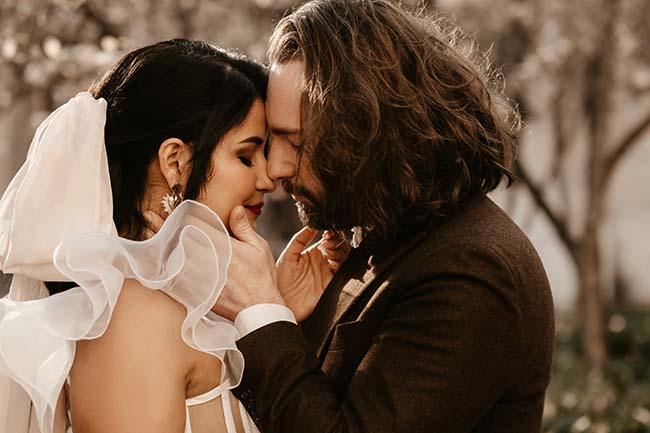 Un couple romantique se penche l'un contre l'autre dans une scène intime au mariage urbain chaud.