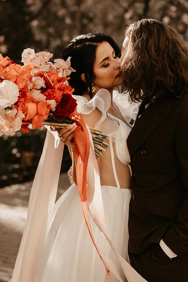 Un mariage urbain aux couleurs chaudes avec un couple en amour profond, l'homme dans un costume sombre et la femme dans