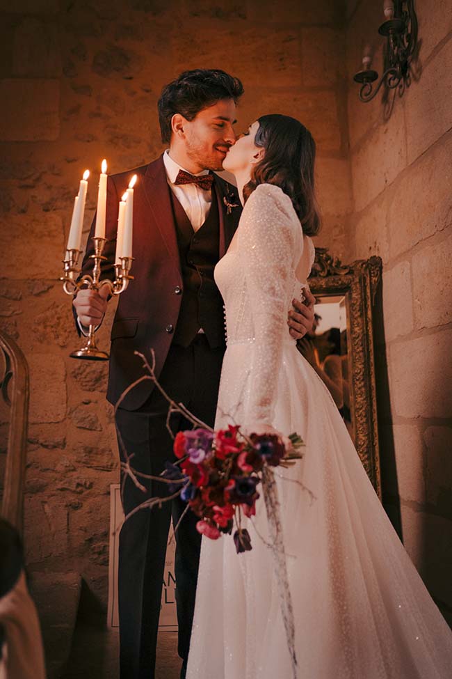 Un couple romantique partageant un baiser intime au sein d'un décor romantique et romantique, avec une bride en robe