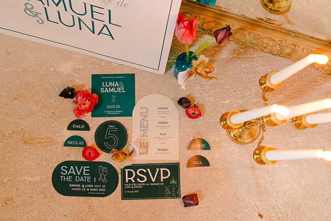 Un mariage moderne et vibrante avec des invitations élégantes et colorées, un décor raffiné et des cierges doux, créant