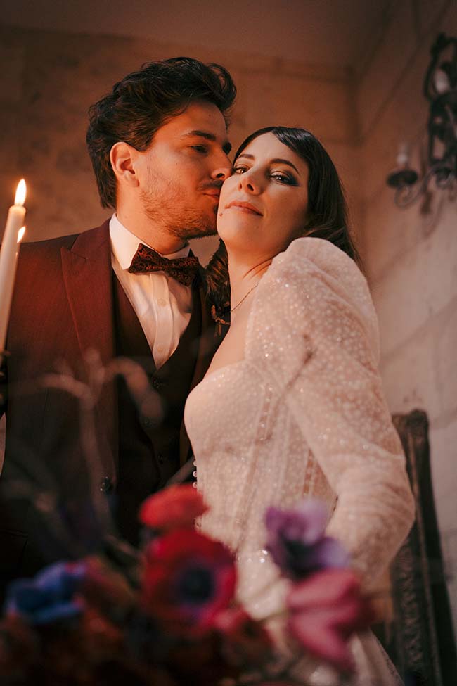 Un couple romantique partage un moment tendre au milieu d'une ambiance chaude et intime.
