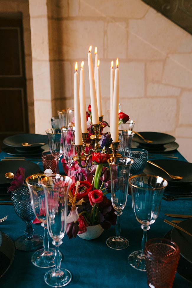 Un banquet d'élégance avec des cierges brûlants et des couleurs audacieuses, créant un atmosphère romantique et exquise