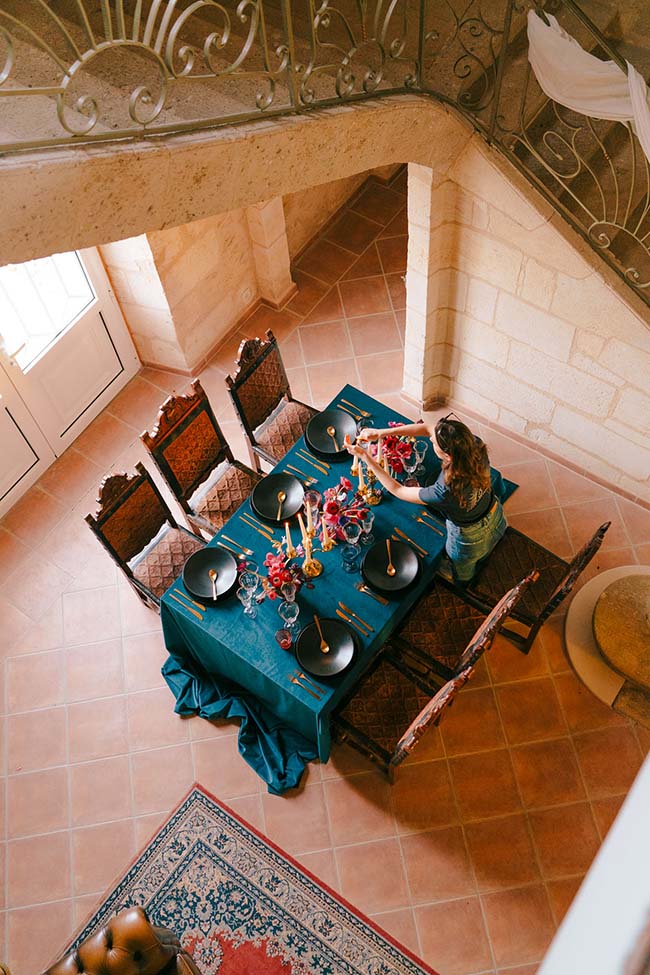 Tableau d'un mariage moderne et vibrante, avec un thème coloré et riche en détails, préparé par un invité dans un décor