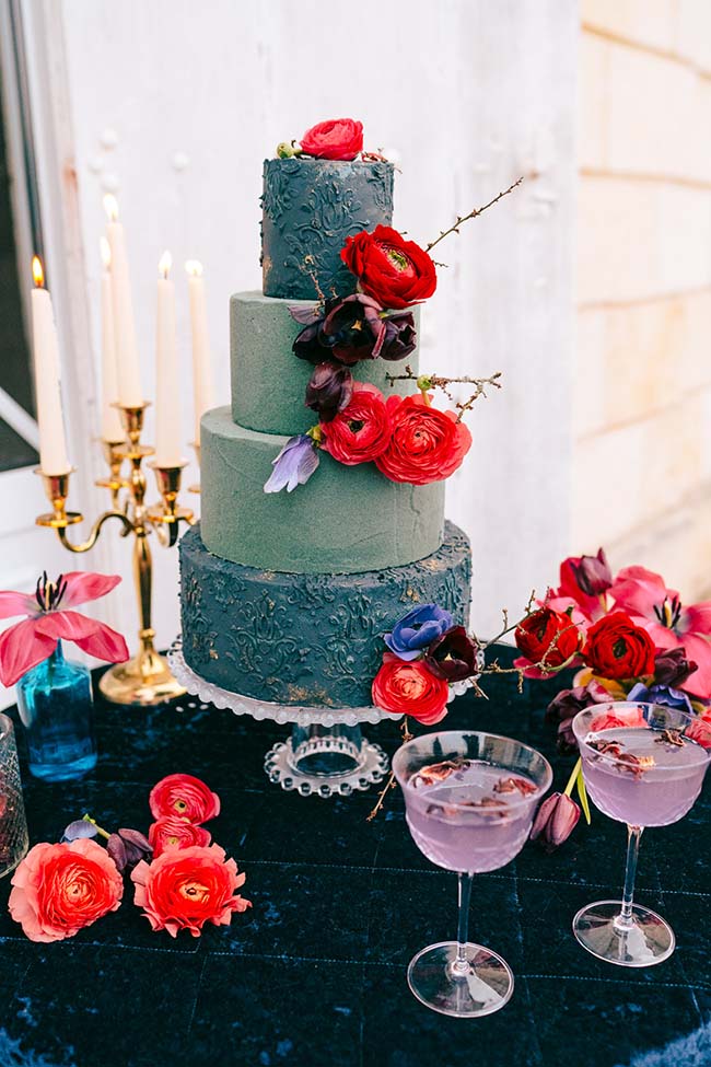 Un mariage moderne et vibrante avec un gâteau en trois étages orné de fleurs luxuriantes et des verres de cocktails en paillettes.