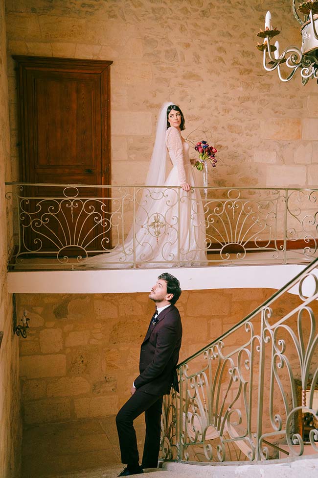 Un couple romantique se détache sur un décor historique, incarnant l'élégance et la tradition du mariage moderne et vibrante.