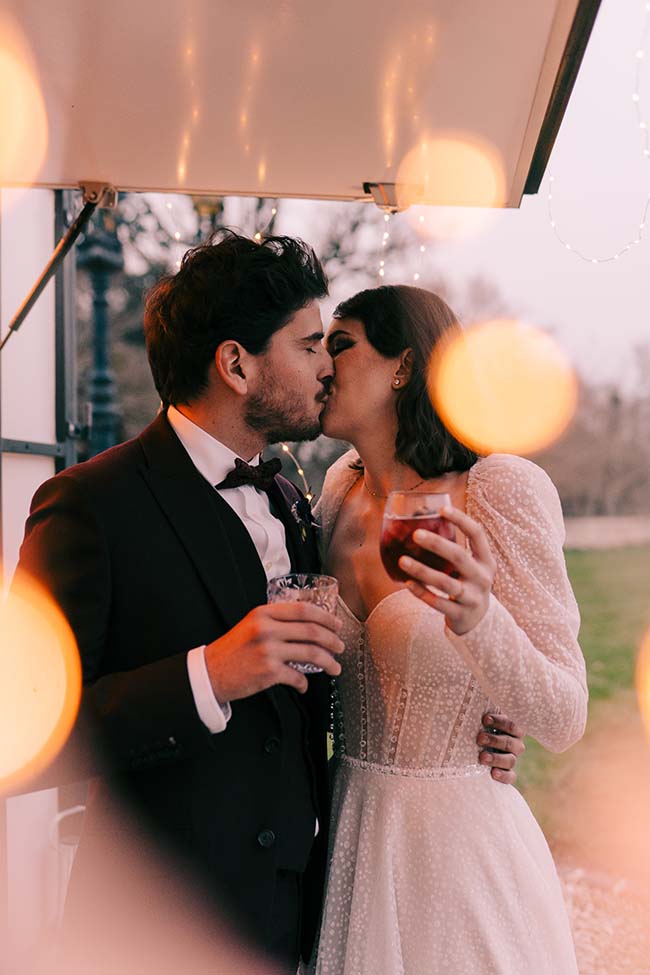 Un couple éblouissant partage un moment intime au coucher de soleil, leurs sourcils plissés dans l'émotion.