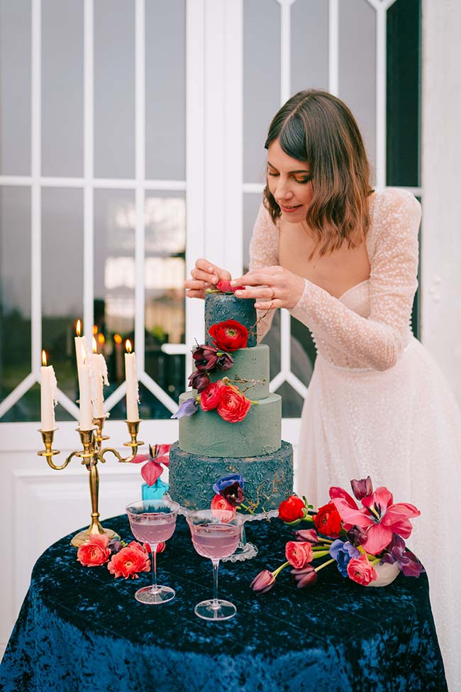 Un mariage moderne et vibrante, avec une mariée en robe blanche ornée de perles, décorant un gâteau à trois étages avec